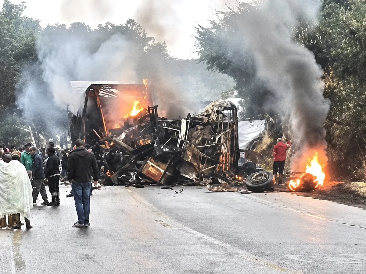 MG: acidente entre carreta e ônibus deixa ao menos 8 mortos na BR-251