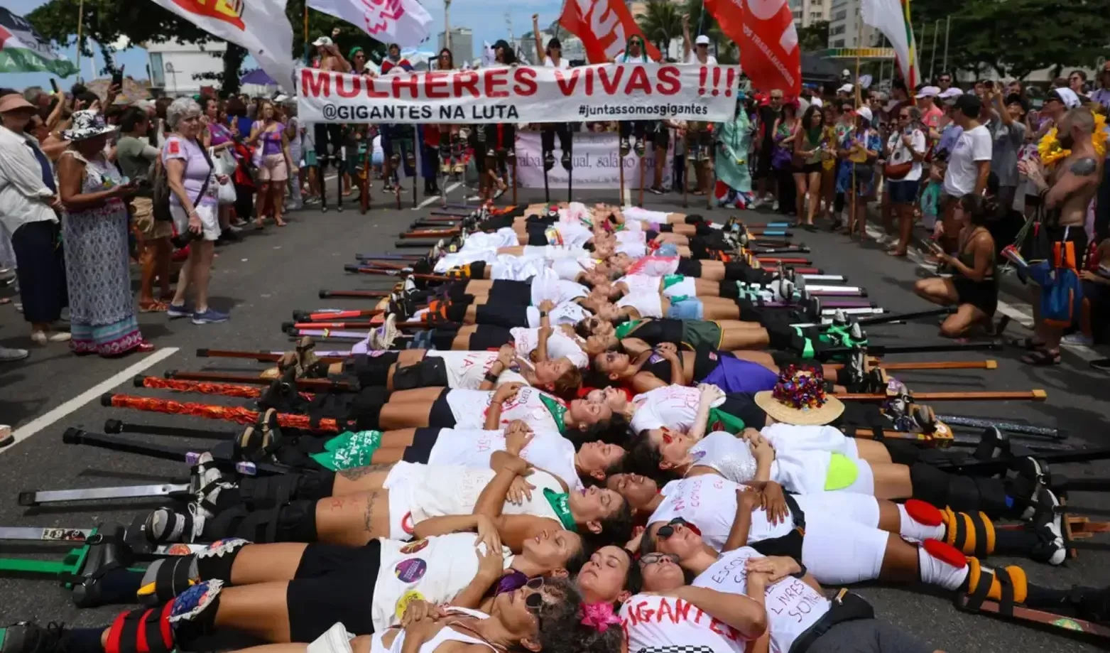 Milhares de Mulheres Marcham em Copacabana Contra o Feminicídio e a Violência de Gênero
