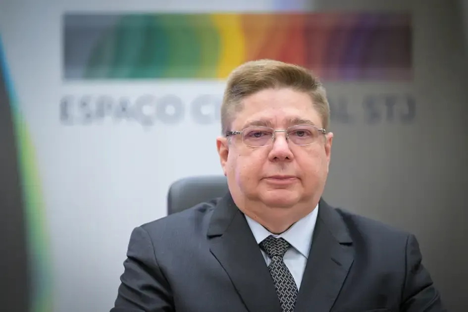 Ministro Raul Araújo homenageado com lançamento de livro