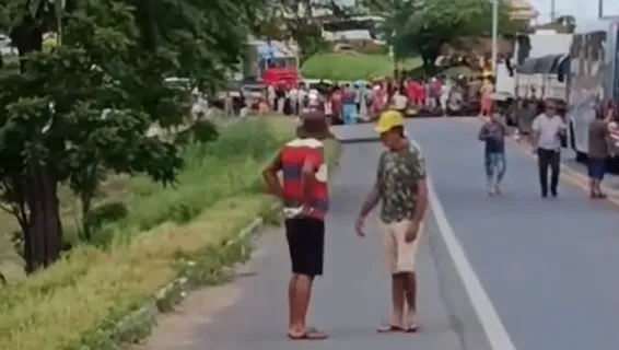 Moradores de Campos Belos bloqueiam BR-020 exigindo segurança