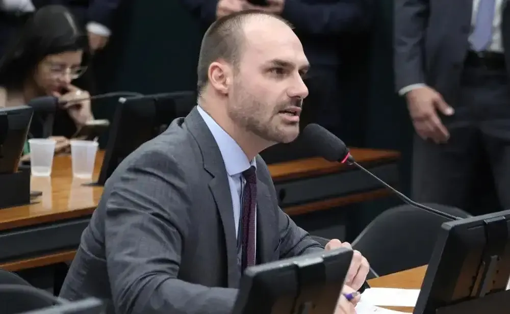 Moraes pede manifestação da PGR sobre investigação de Eduardo Bolsonaro