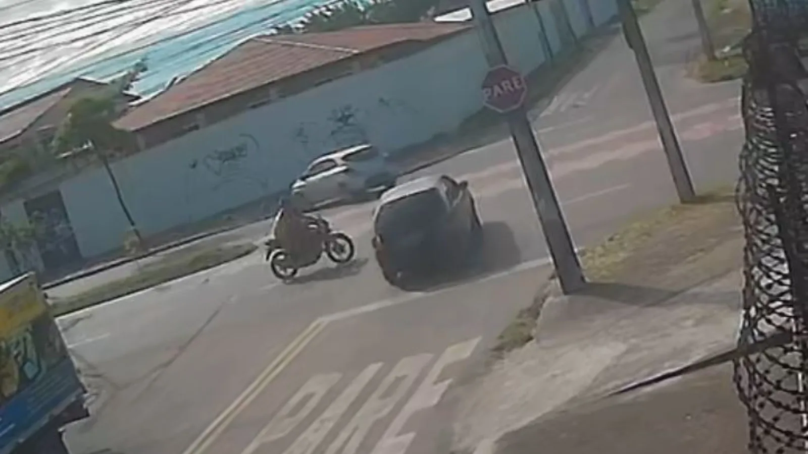 Motociclista morre e filho de 5 anos fica ferido em colisão com carro em Fortaleza