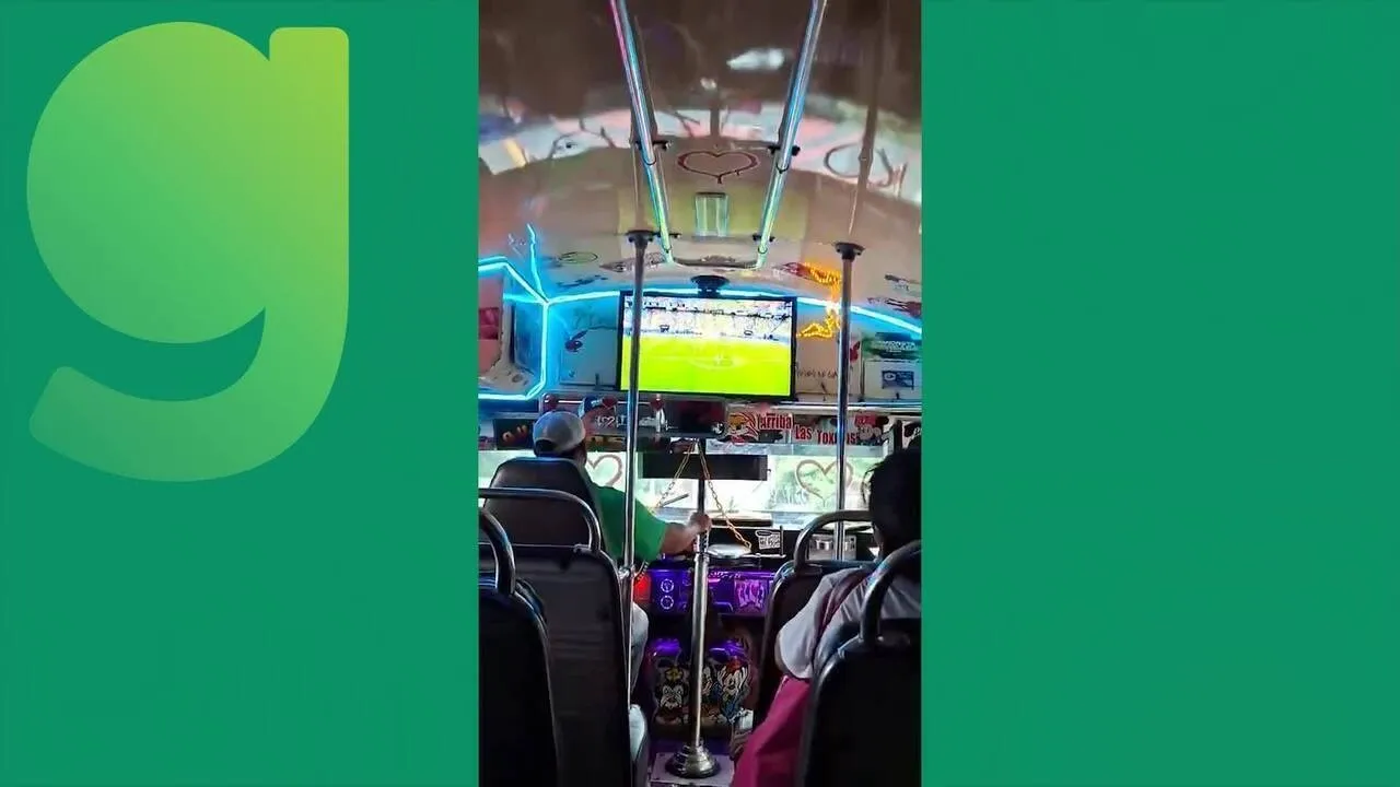 Motorista Mexicano Instala TV em Ônibus para Ver Copa