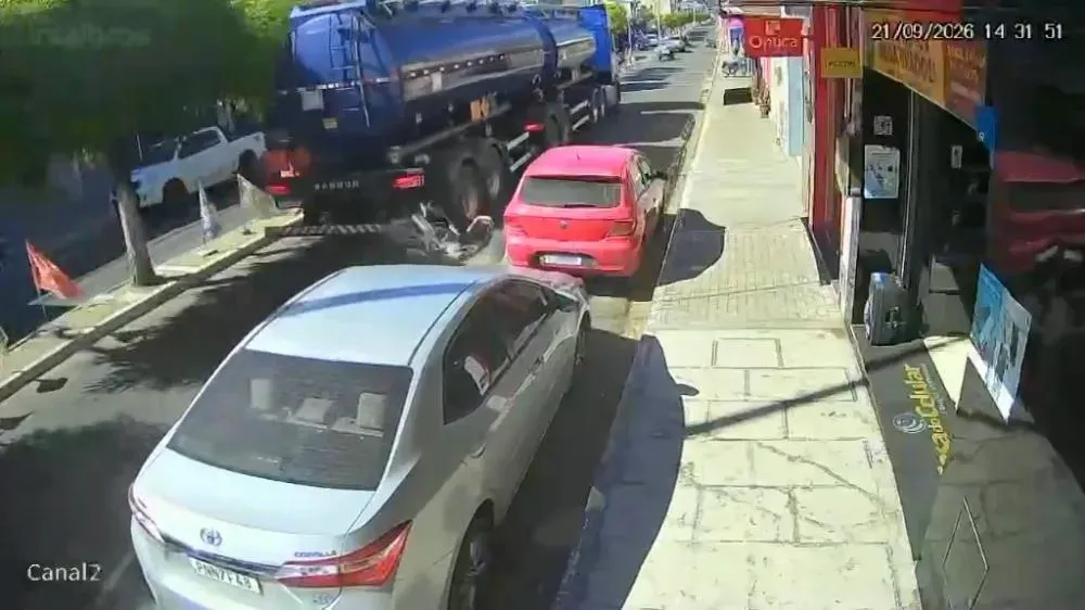 Mulher escapa de acidente após ser atingida por caminhão em Santa Quitéria