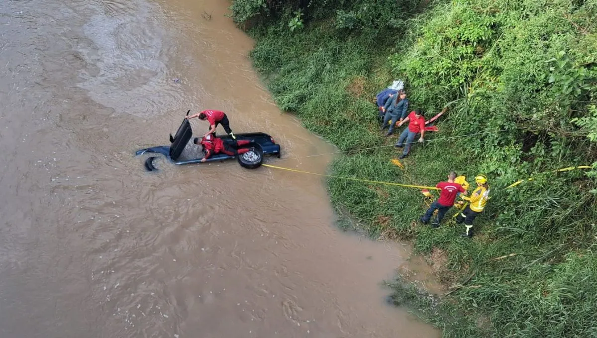 MULHER *MORRE* APÓS VEÍCULO CAIR EM *RIO E FICAR PRESA*