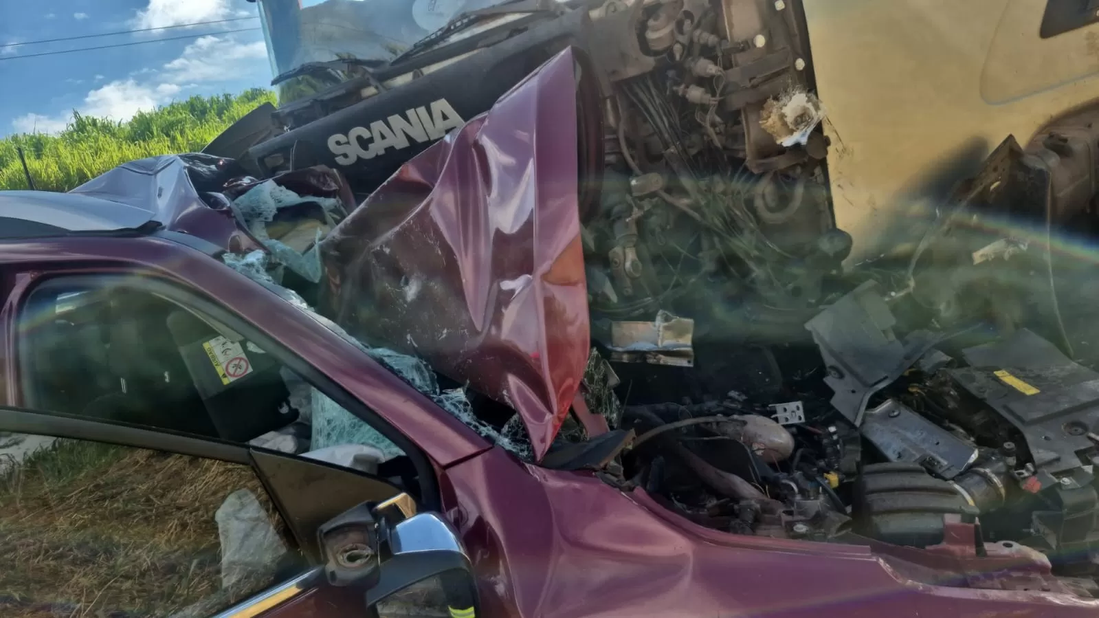 Mulher morre em colisão frontal entre caminhão e caminhonete no interior de SP