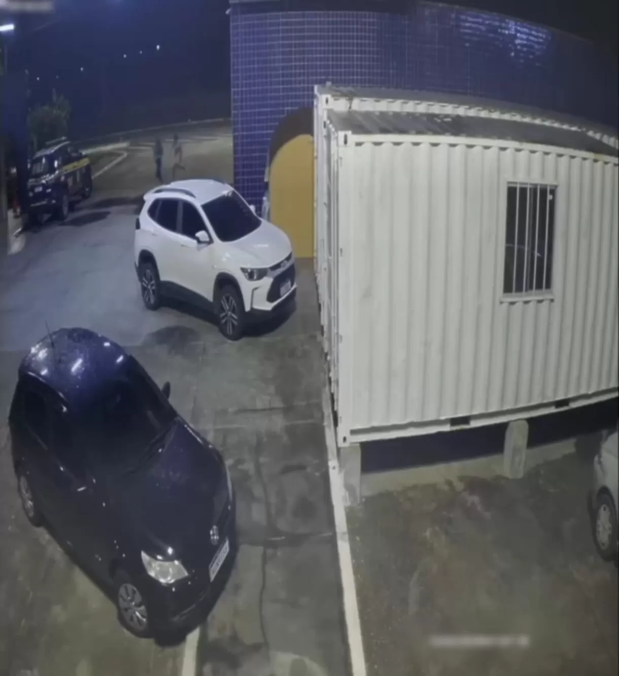 Mulher salta de carro em movimento para fugir de agressões, sendo salva pela PRF em Itaitinga