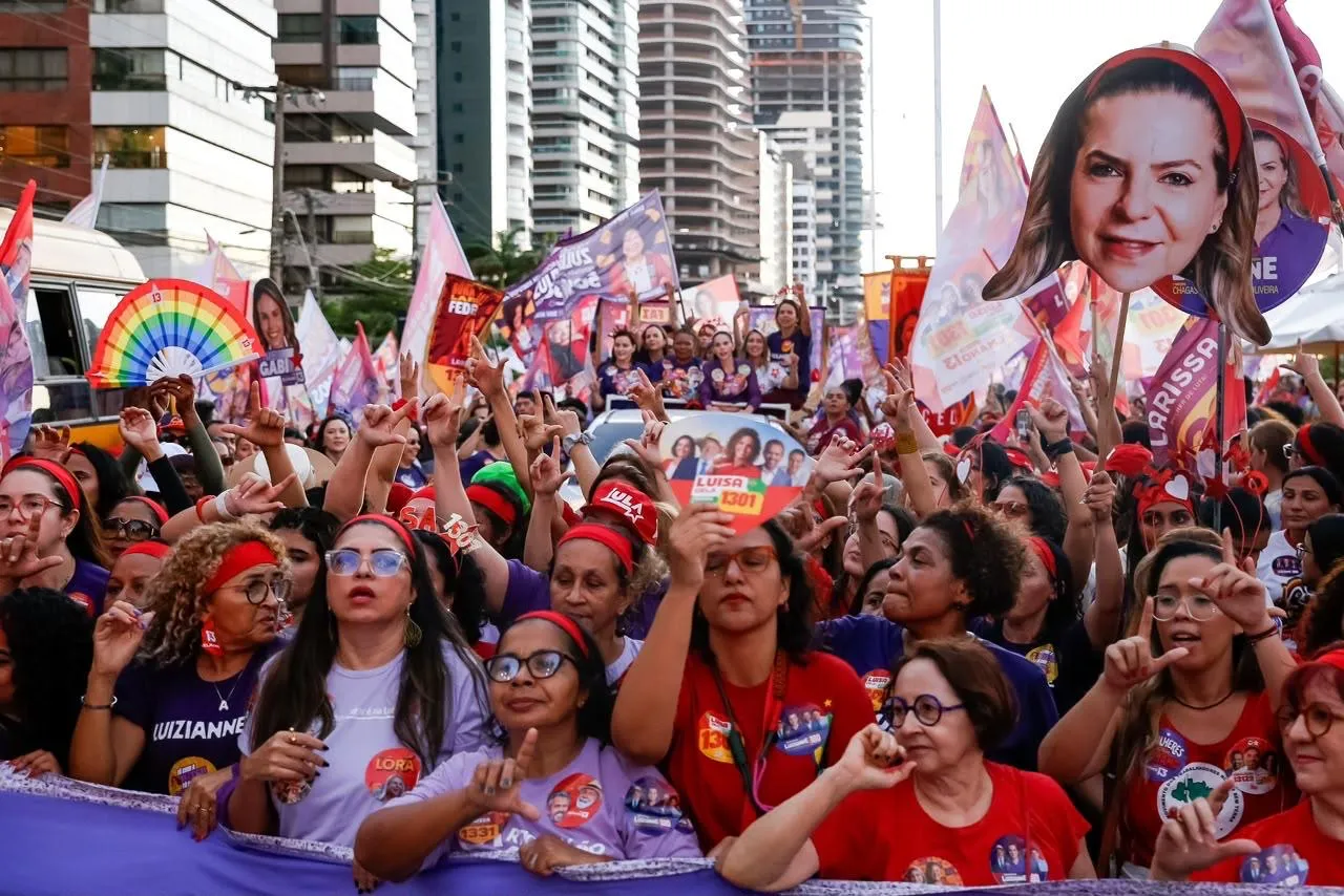Mulheres realizam caminhada na Beira-Mar em apoio a Elmano e Lula