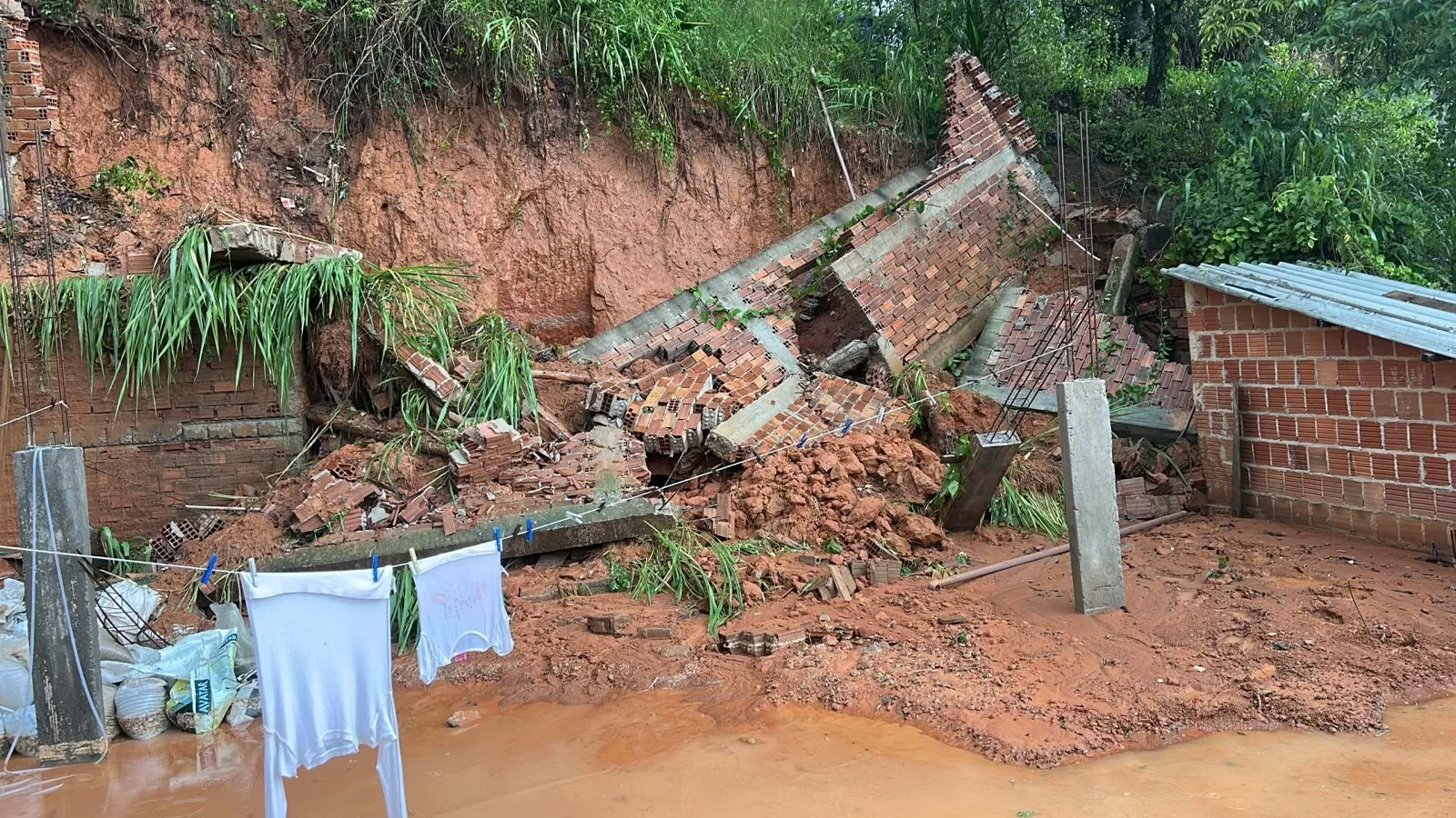 Muro desaba e interdita casa em Barra Mansa após fortes chuvas