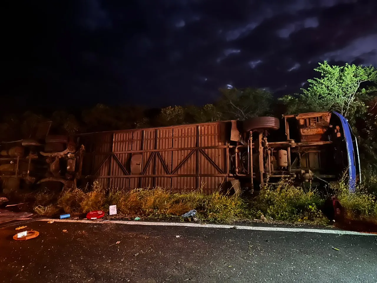 Ônibus com atletas tomba em Tauá: 7 mortos e dezenas de feridos