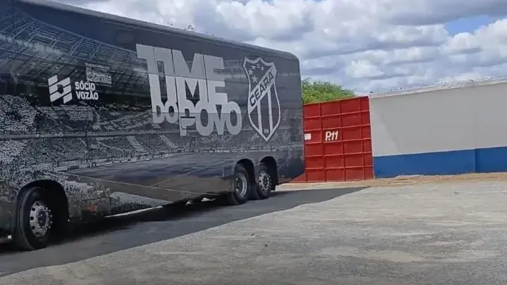 Ônibus do Ceará atinge muro do Estádio do Junco