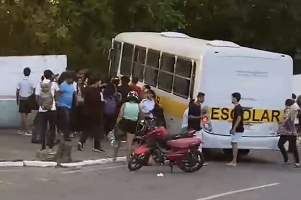 Ônibus escolar perde controle e atinge muro de escola