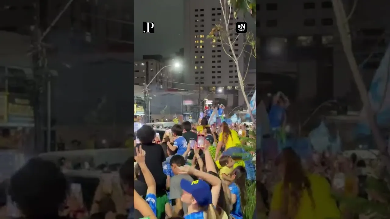 Nikolas Ferreira agradece André Fernandes em ato político em Fortaleza