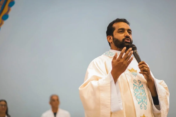 Padre  é Denunciado por Abuso Sexual em Paranaguá (PR); Crime Teria Ocorrido Durante Oração