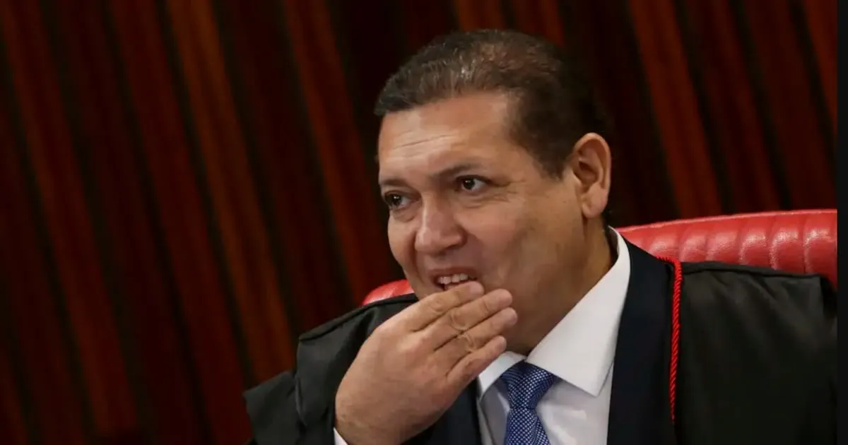 Nunes Marques assume presidência do TSE e convida Bolsonaro