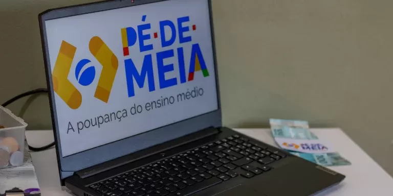 Pé-de-Meia revoluciona: Abandono escolar no Ensino Médio cai 43% em dois anos