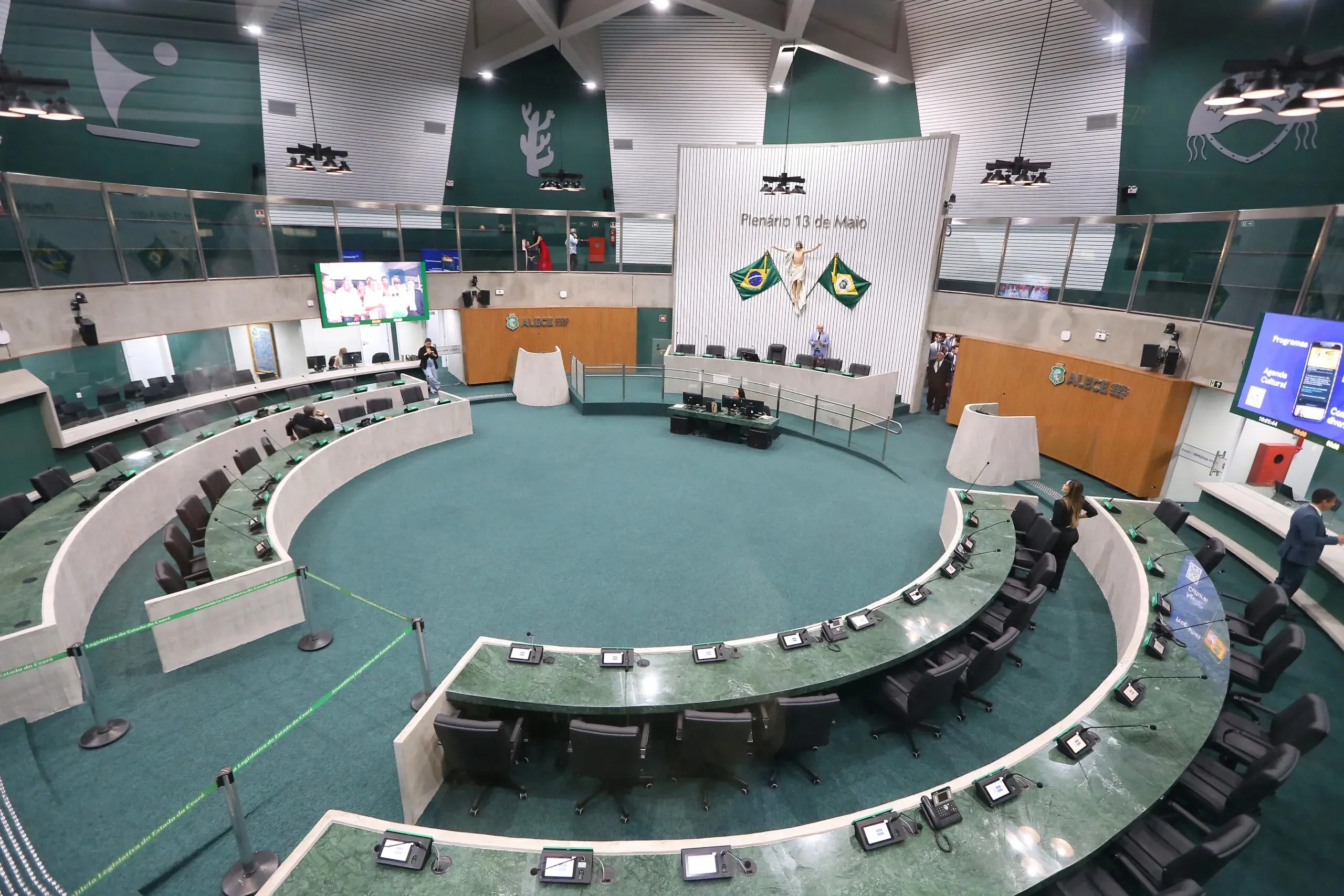 Pelo menos 33 deputados estaduais eleitos no Ceará têm laços familiares na política