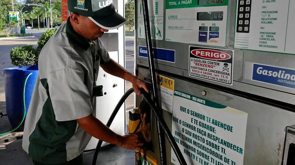 Petrobras anuncia aumento na gasolina para distribuidoras