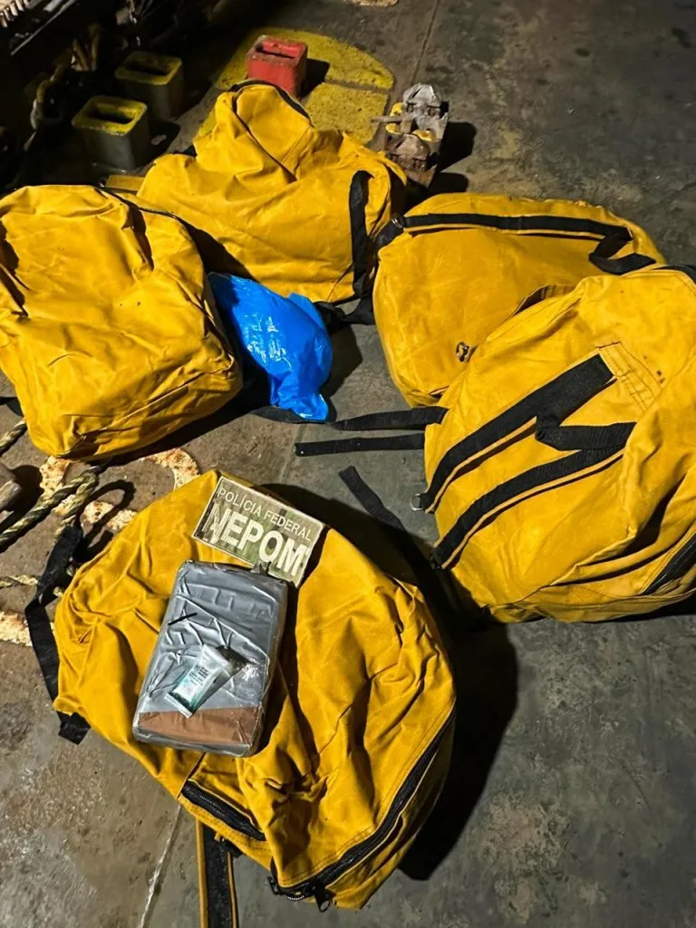 PF apreende 80 kg de cocaína em navio no Ceará
