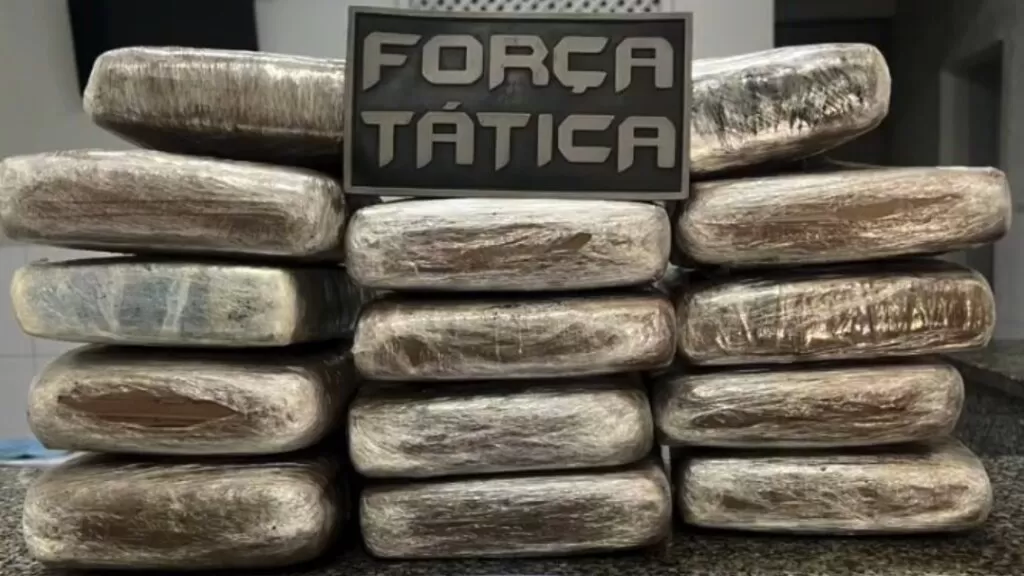 PM do Ceará intercepta ônibus e apreende 16 kg de maconha em Tauá, droga vinha do RJ