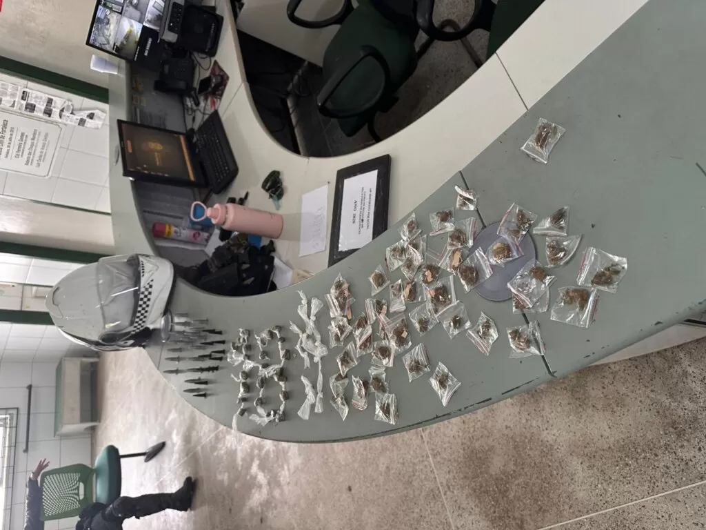 Polícia Militar apreende drogas em lagoa de Fortaleza, conhecida por ser ponto de tráfico