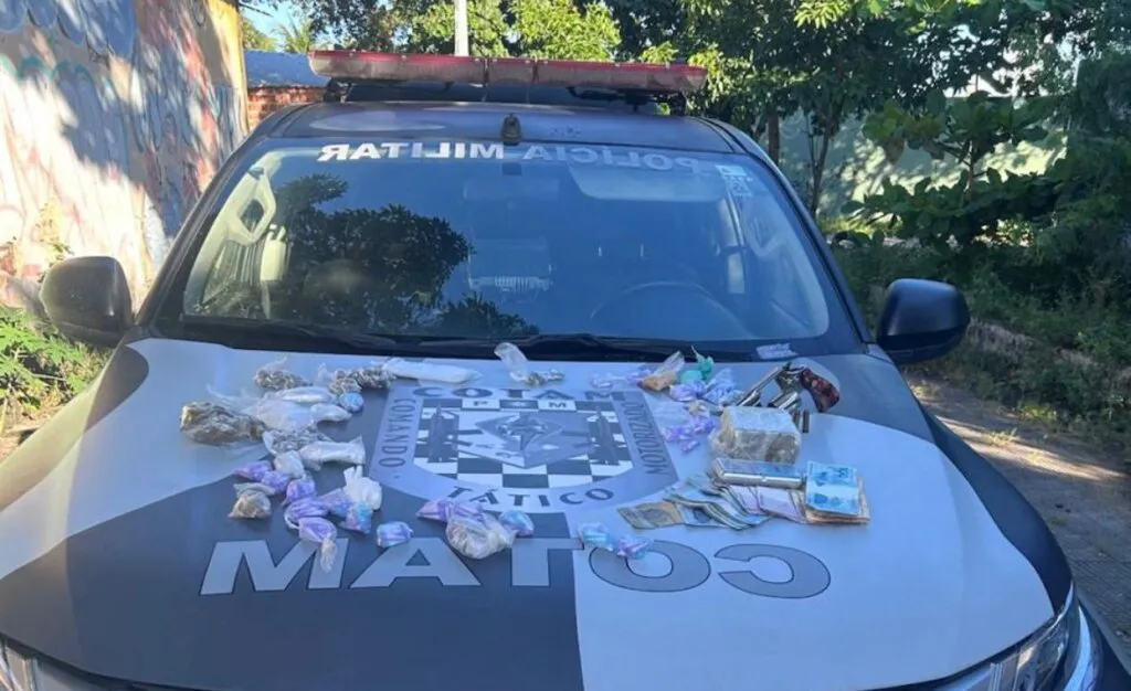 Polícia apreende drogas, arma e dinheiro em casa abandonada em Fortaleza