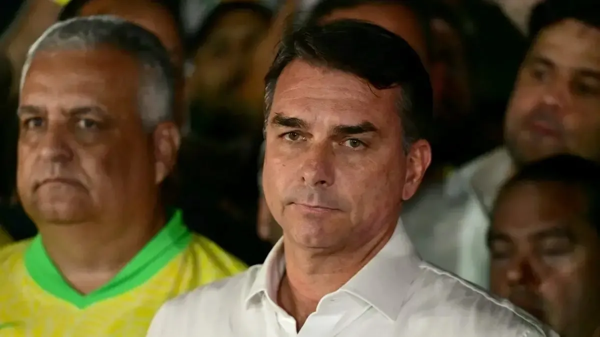 Polícia Federal cumpre mandado de busca e apreensão em endereço ligado a Flávio Bolsonaro
