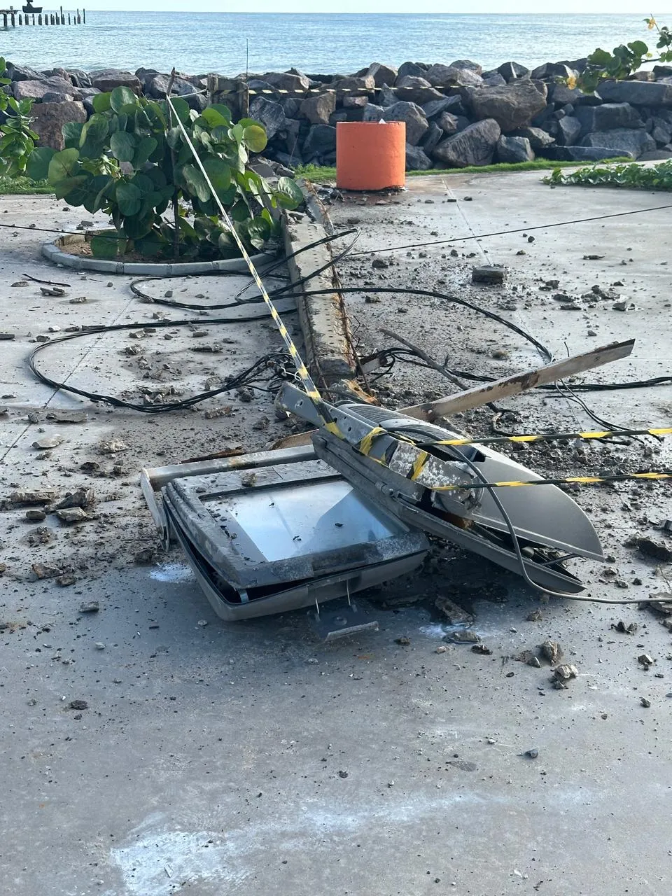 Poste desaba na Beira Mar: Alertas ignorados pela Prefeitura de Fortaleza