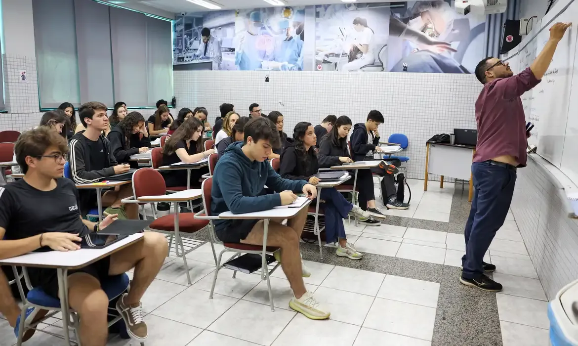 Prazo para escolher língua estrangeira do Enem termina neste domingo