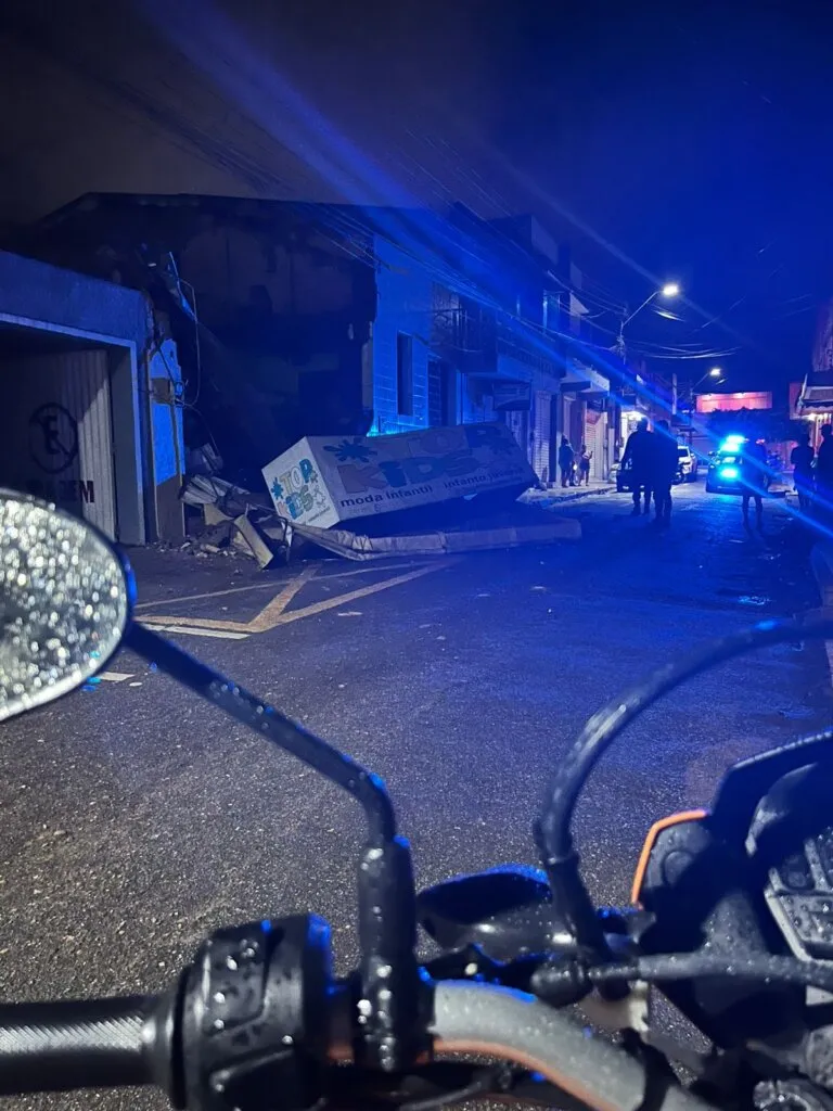 Prédio comercial desaba em Ubajara após rachaduras e chuvas fortes