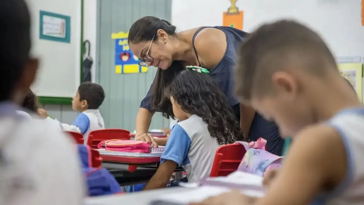 Prefeito anuncia antecipação do Dia do Professor em Fortaleza