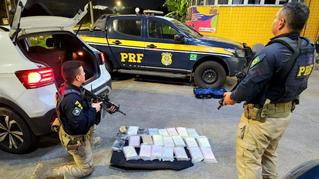 PRF apreende 25 kg de cocaína em Itaitinga