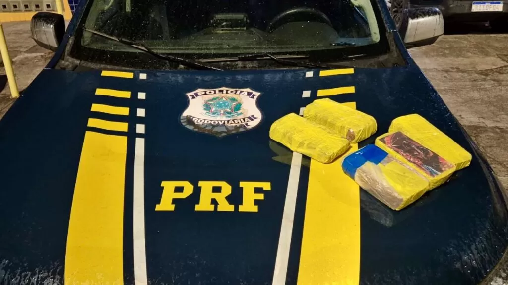 PRF apreende quase 5kg de cocaína e prende mulher em ônibus na Grande Fortaleza
