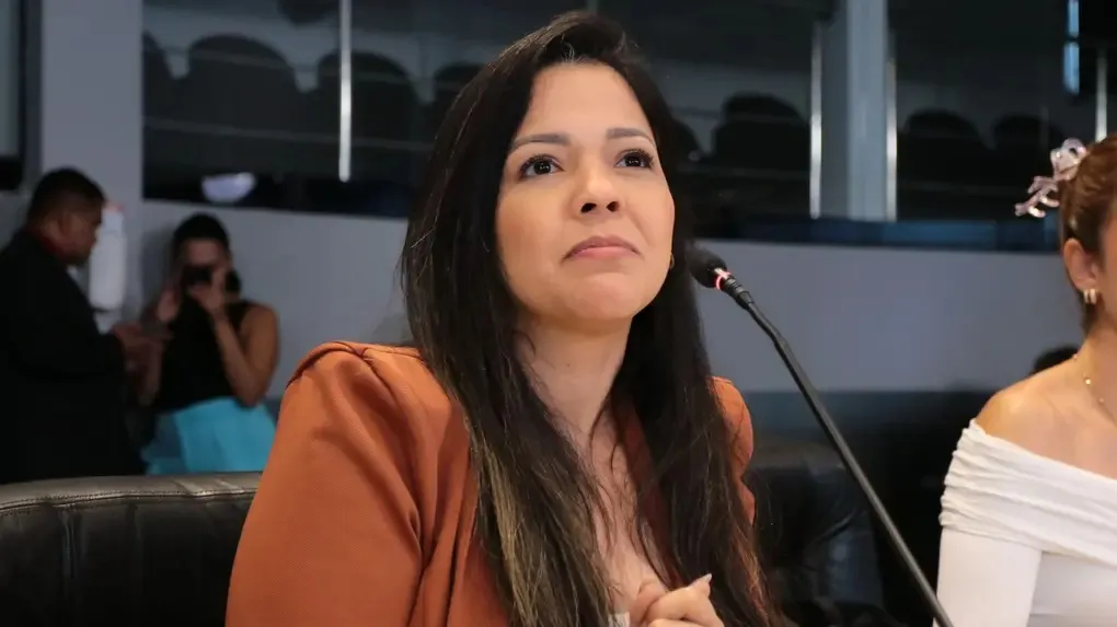 Priscila Costa nega racha e cobra acordo no PL