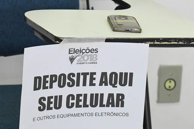 Regras para o uso de celulares na cabine de votação