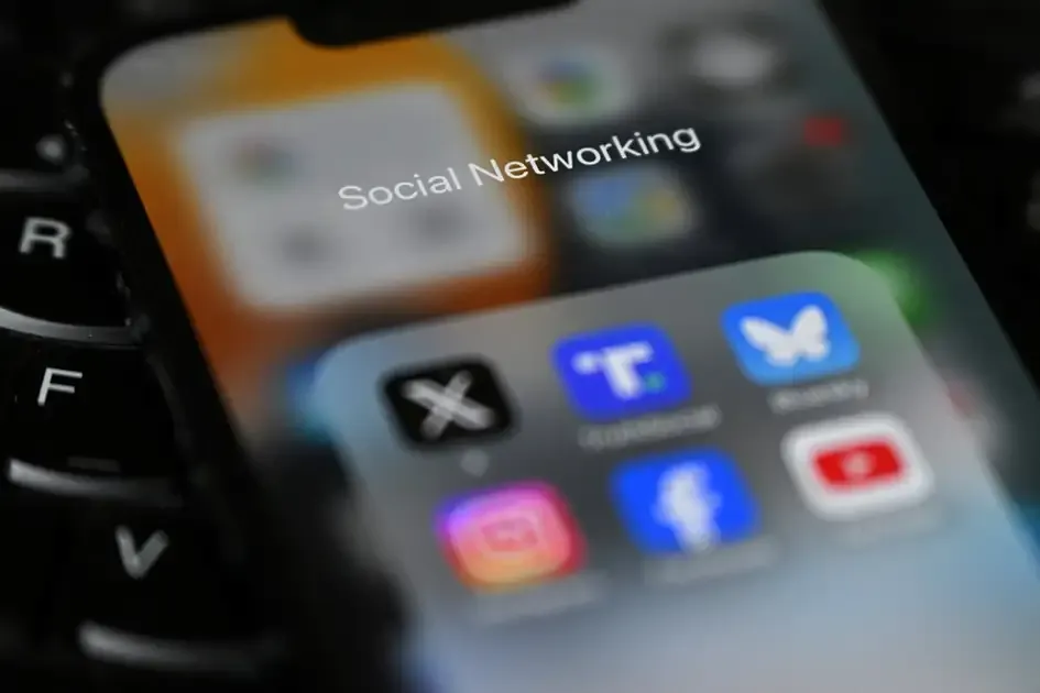Reino Unido proíbe redes sociais para menores de 16 anos