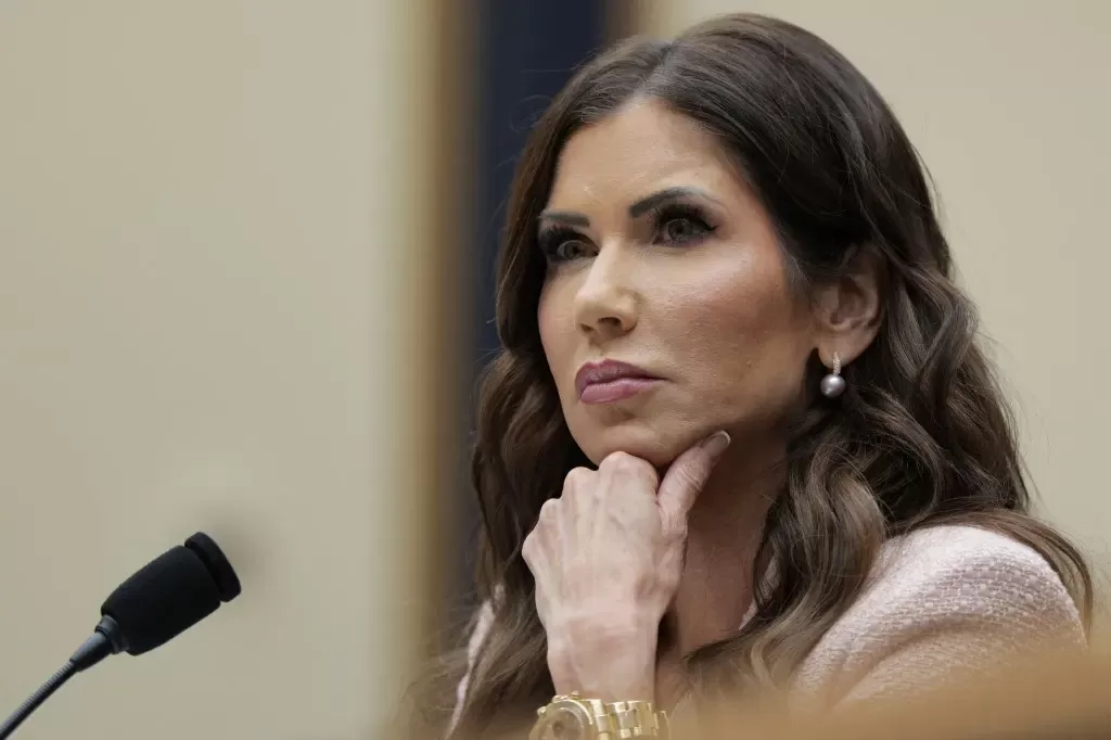 Saída de Kristi Noem do ICE levanta debate sobre polêmicas e mortes sob sua gestão