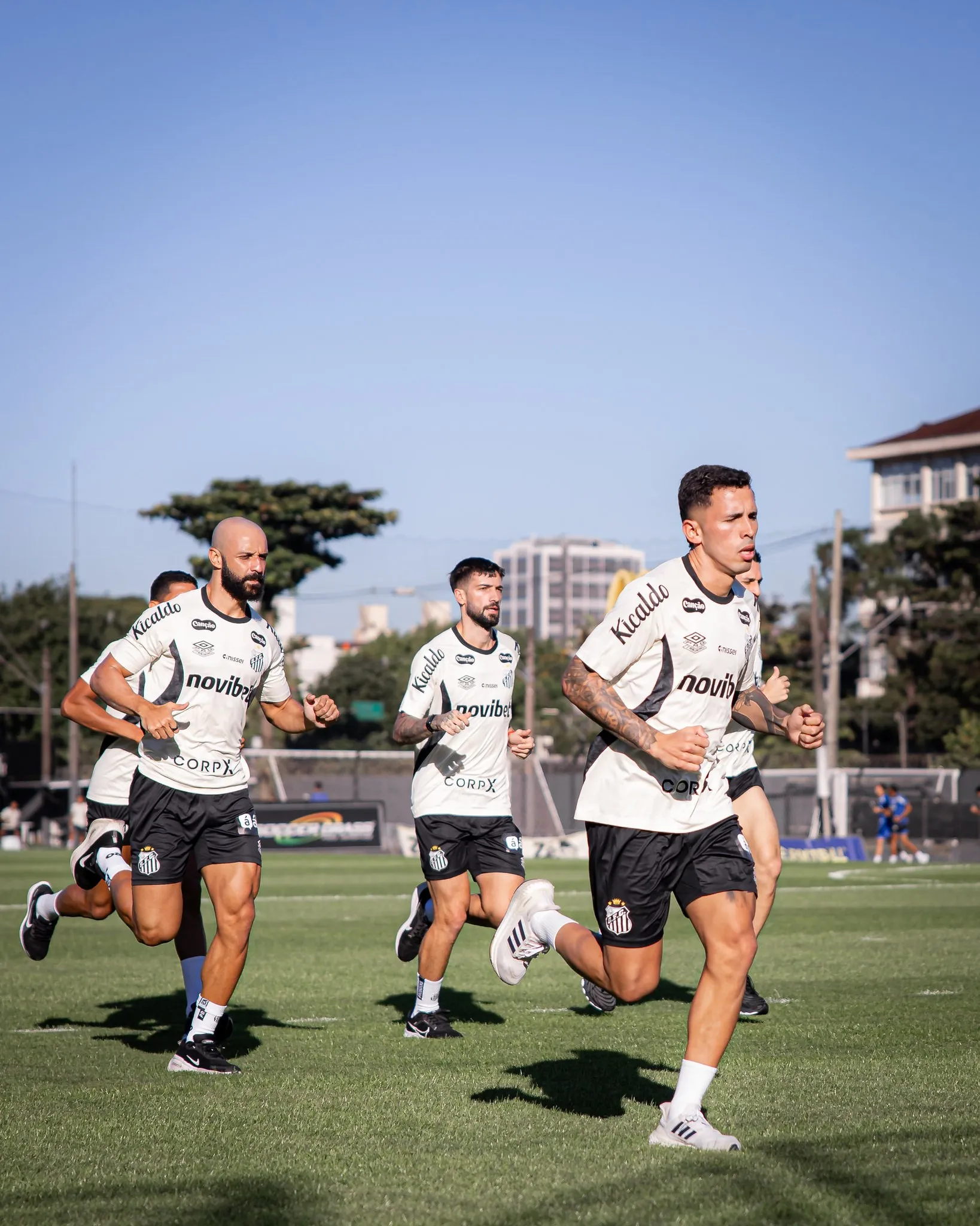 Santos define saída de quatro jogadores do elenco