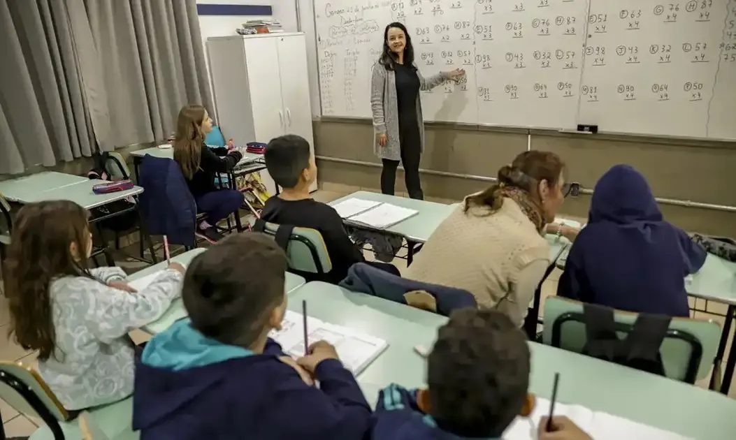 Senado aprova reajuste do piso dos professores para R$ 5,1 mil
