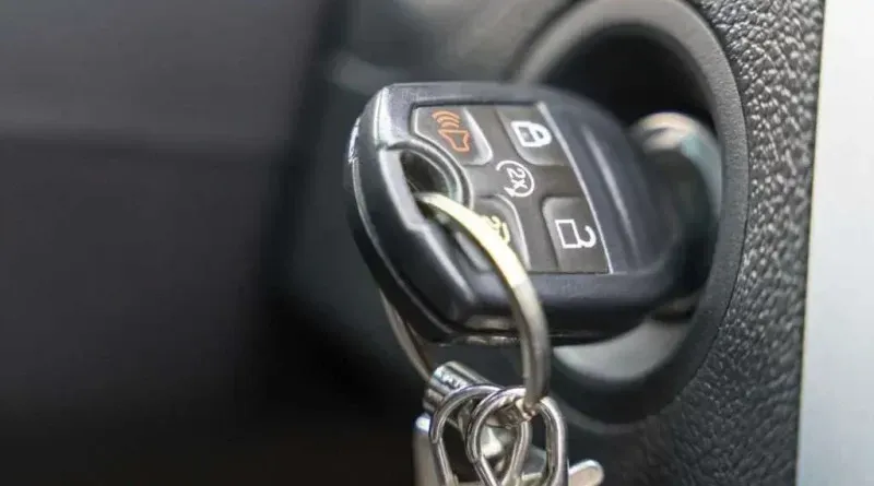 STJ garante seguro após motorista deixar carro ligado para abrir portão