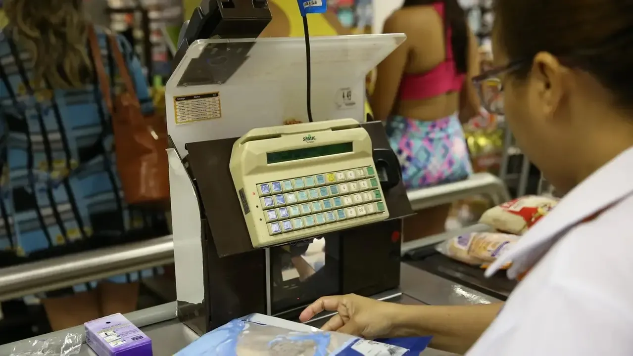 Supermercados no Ceará estudam mudanças após fim da escala 6x1
