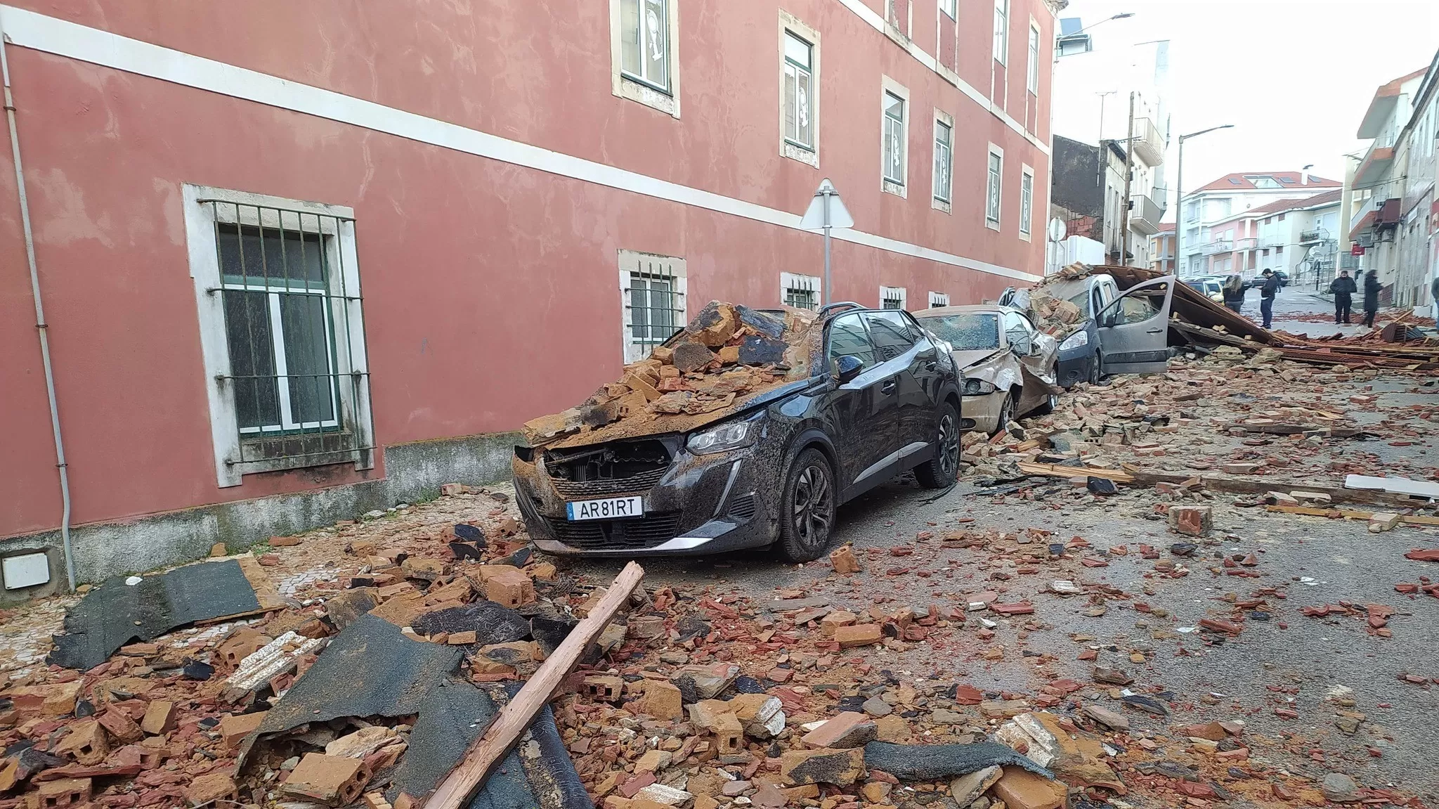 Tempestade Kristin: 5 mortos e caos generalizado em Portugal e Espanha