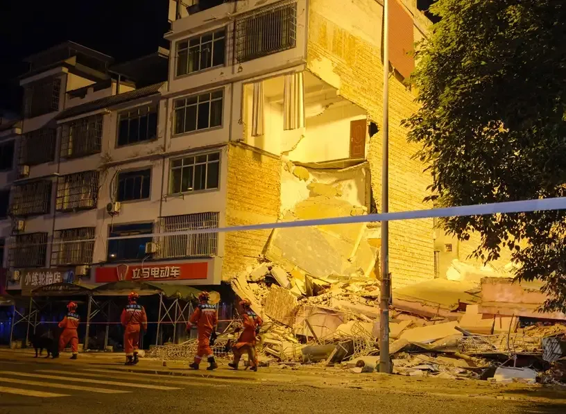 Terremoto de 5,2 graus causa mortes na China