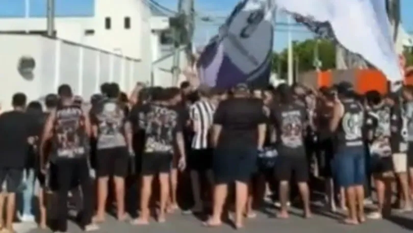 Torcedores do Ceará protestam contra diretoria por déficit financeiro