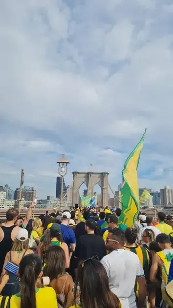 Torcida do Brasil lota a Ponte do Brooklyn nos EUA