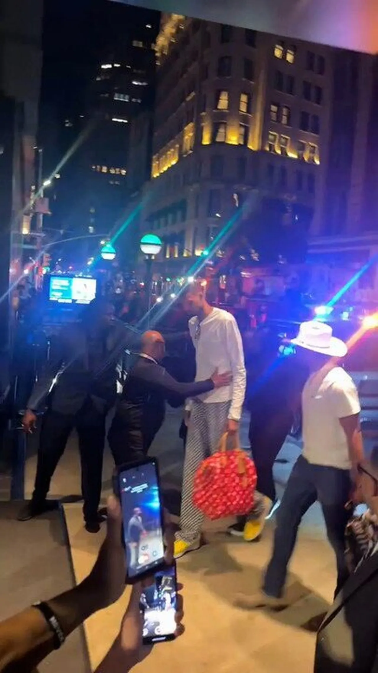 Torcida do Knicks arremessa objetos em Wembanyama