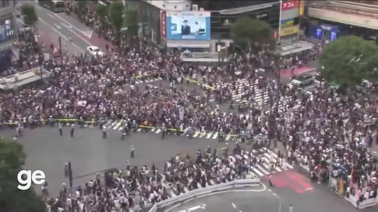 Torcida japonesa celebra goleada em cruzamento famoso