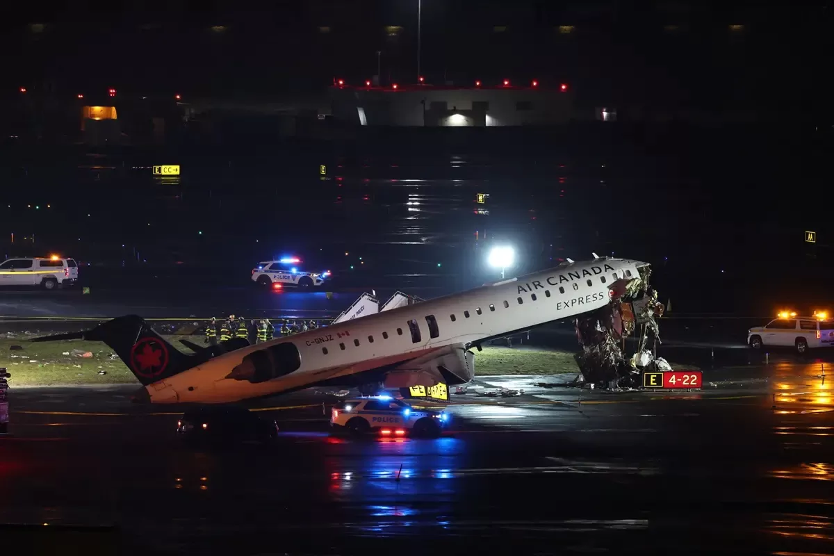 Tragédia no LaGuardia: Avião Colide com Veículo em Pista, Dois Mortos e Dezenas de Feridos