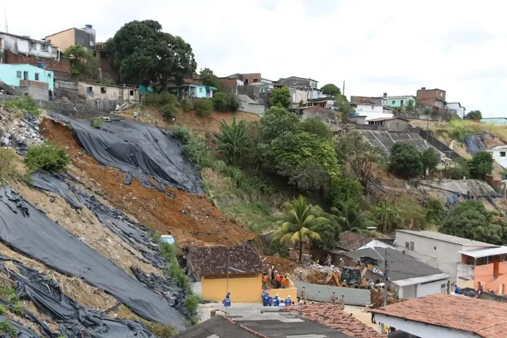 Tragédia em Recife: Bebê de 1 ano e 6 meses morre após deslizamento; família é vítima