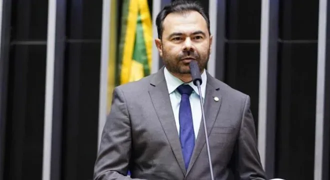 TRE libera candidatura de Idilvan Alencar